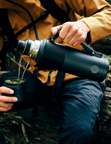 Termo de acero inoxidable con pico FLOW 360° negro persona