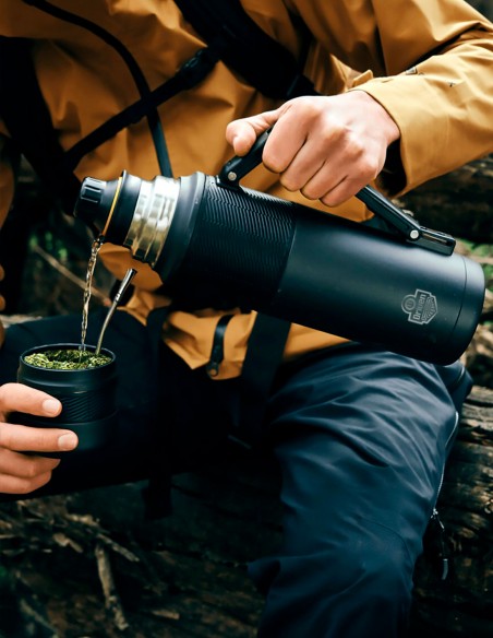 Termo de acero inoxidable con pico FLOW 360° negro persona