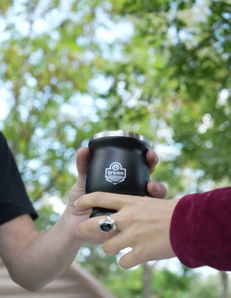 Mate de acero inoxidable 230 ml negro manos