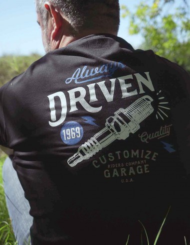 Remera hombre modelo Customize Driven negra persona