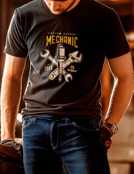 Remera hombre modelo Mechanic Driven negra persona